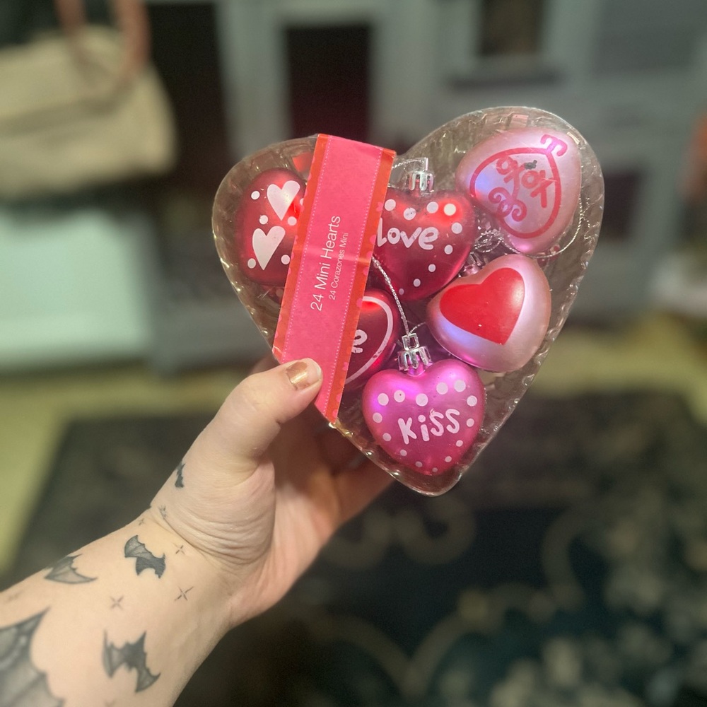 Valentine’s Day Ornaments . 24 mini hearts .